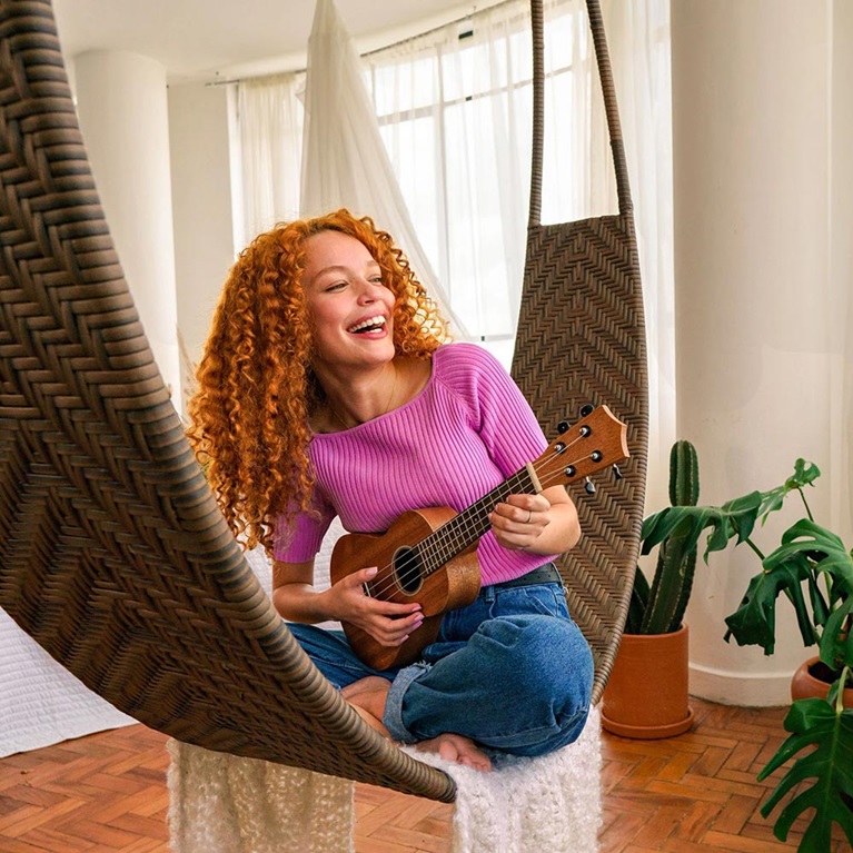 Junge Frau macht Musik / Zurich Connect Instrumentenversicherung