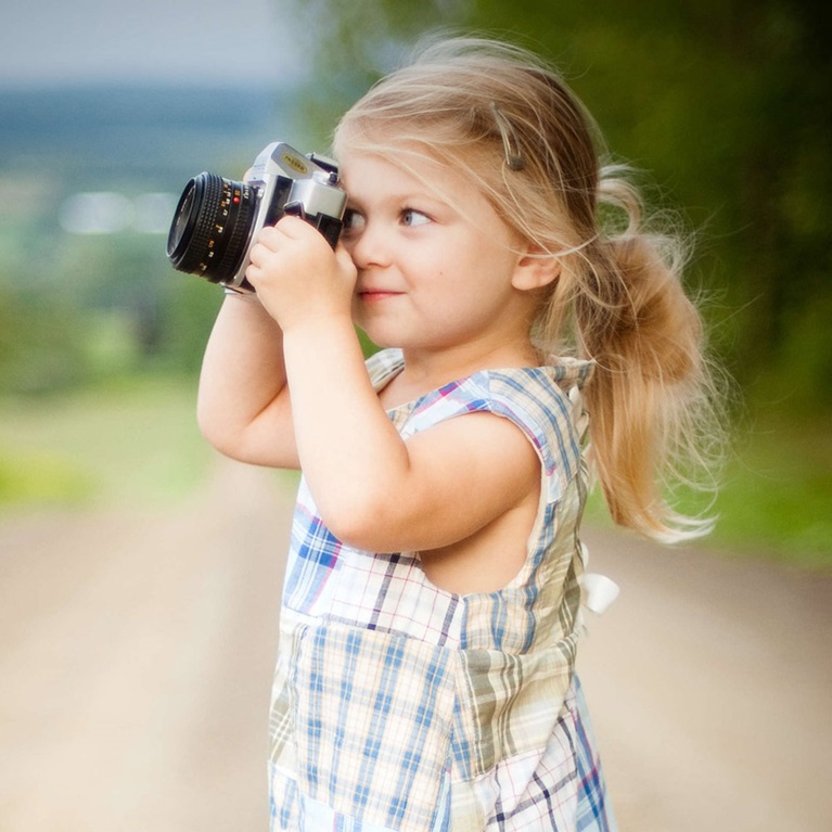 Mädchen mit professioneller Kamera / Zurich Connect Kameraversicherung