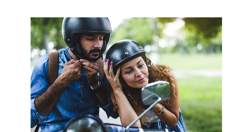 Pärchen glücklich mit der Motorrad-Rechtsschutzversicherung