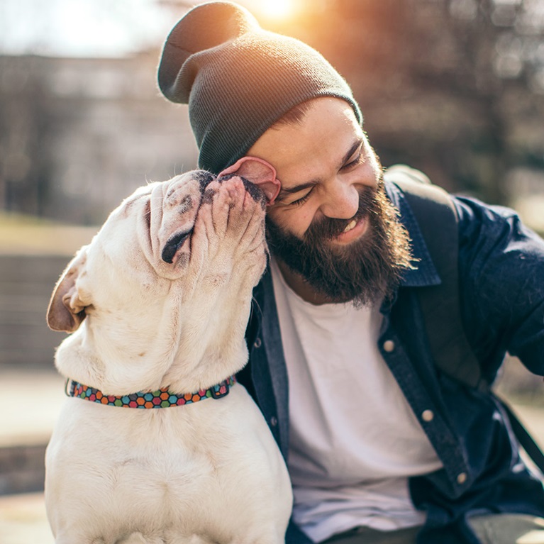 Glücklicher Hundebesitzer / Zurich Connect Hundehaftpflichtversicherung