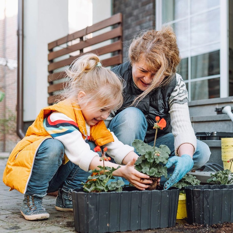 Oma und Enkelin pflanzen Frühlingsblumen ein / Zurich Connect Eigenheimversicherung